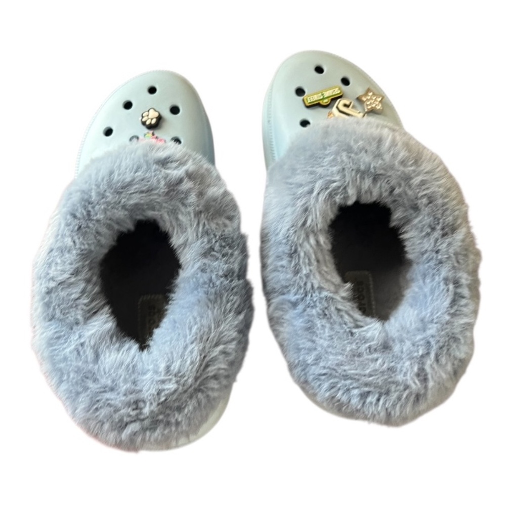Unisex Crocs Furever Crush clogs in a light blue with a faux-shearling M6/W7 - Picture 8 of 9
